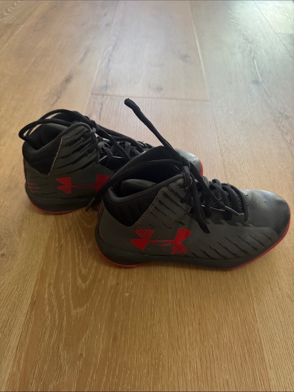 Under Armour red and black boys basketball shoes. Size 1Y.